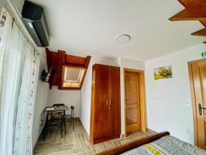 sypialnia z łóżkiem i stołem w pokoju w obiekcie Kuća za odmor ,,Valvero’’ w mieście Vrbanja