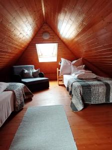Habitación en el ático con 2 camas y sofá en Eötvös nyaraló, en Siófok