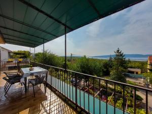 a patio with a table and chairs on a balcony at Apartments Vilim in Pinezici