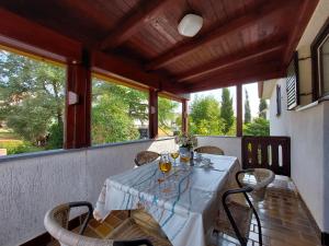 En balkon eller terrasse på Apartments Vilim + 30 billeder