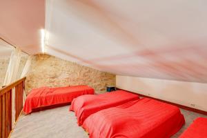 Maison de 3 chambres avec piscine partagee terrasse amenagee et wifi a Lagrasse tesisinde bir odada yatak veya yataklar