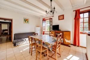 a kitchen and living room with a table and chairs at Maison de 3 chambres avec piscine partagee et wifi a Lagrasse in Lagrasse