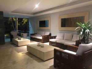 ein Wohnzimmer mit Sofas und Tischen in einem Zimmer in der Unterkunft Cartagena Palmetto Beach Bella Vista in Cartagena de Indias