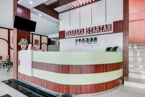 un hall d'un restaurant avec un comptoir de réception dans l'établissement OYO 90857 Baaraka Syariah Hotel, à Pekanbaru