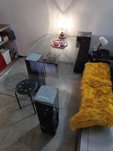 uma sala de estar com uma mesa de vidro e um sofá em Loft, parking privé, terrasse, entrée indépendante em Liège