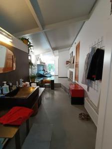 een badkamer met een wastafel en een woonkamer bij Loft, parking privé, terrasse, entrée indépendante in Luik