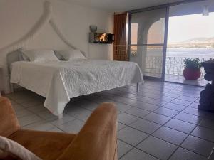 特誇斯奎克蒂恩的住宿－Marina Palace Teques，一间卧室配有一张床,享有水景