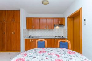 Kuchyň nebo kuchyňský kout v ubytování Apartments Milivoj