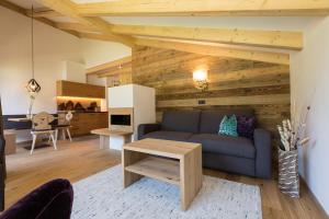 sala de estar con sofá azul y mesa en Gamz Villa en Sesto