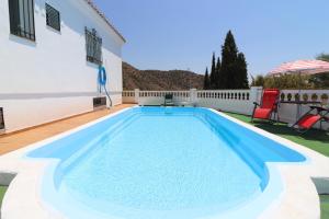 - une piscine dans l'arrière-cour d'une maison dans l'établissement Apartment Esmeralda Meneguina by SpainSunRentals 1121, à Frigiliana