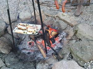Gril pre hostí v horskej chate