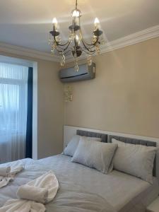 1 dormitorio con 1 cama grande y lámpara de araña en Blue Mosque Apart, en Estambul