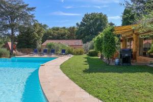 المسبح في Beautiful guest house for two people on the bank of the Dordogne river أو بالجوار