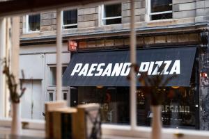 uma loja com um toldo preto com as palavras pizza de massa em The City Escape - 5* stay in the heart of Glasgow! em Glasgow