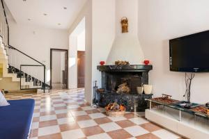 sala de estar con chimenea y TV de pantalla plana en La Pomelia di Giò, en Mondello