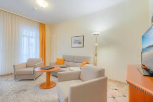 ein Wohnzimmer mit einer Couch und einem Tisch in der Unterkunft Villa Seestern Whg. 760 in Binz