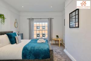 Un dormitorio con una cama grande y una ventana en The Highstreet Retreat - Luxurious, Central & Spacious! By Hinkley Homes Short Lets & Serviced Accommodation, en Bridgwater