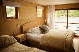 Postel nebo postele na pokoji v ubytování Palafito 1326 Hotel Boutique Chiloé