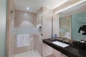 Koupelna v ubytování Hotel NEO+ Kuta Legian by ASTON