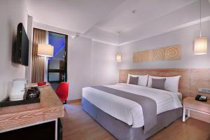 Postel nebo postele na pokoji v ubytování Hotel NEO+ Kuta Legian by ASTON