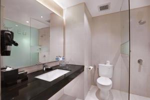 Koupelna v ubytování Hotel NEO+ Kuta Legian by ASTON