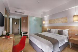 Postel nebo postele na pokoji v ubytování Hotel NEO+ Kuta Legian by ASTON + 22 fotografií