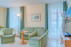 un salon avec deux chaises et un canapé dans l'établissement Villa Elfeld 2 Whg_ 718, à Binz