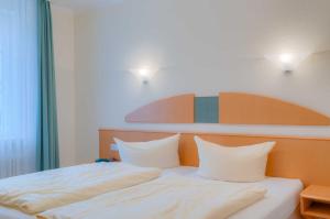 une chambre avec un lit avec deux oreillers dans l'établissement Villa Elfeld 2 Whg_ 718, à Binz