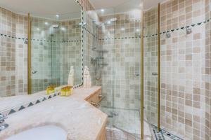 une salle de bain avec un lavabo et une douche en verre dans l'établissement Villa Elfeld 2 Whg_ 718, à Binz 13 autres photos