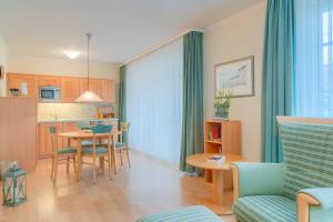 une cuisine et un salon avec une table et des chaises dans l'établissement Villa Elfeld 2 Whg_ 718, à Binz