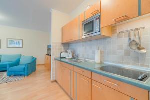 eine Küche mit einer Spüle und einer Mikrowelle in der Unterkunft Villa Elfeld 2 Whg. 717 in Binz