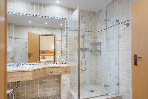 Ein Badezimmer in der Unterkunft Villa Elfeld 2 Whg. 717