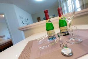 - deux bouteilles de champagne et un verre sur une table dans l'établissement Villa Bakenberg, à Binz