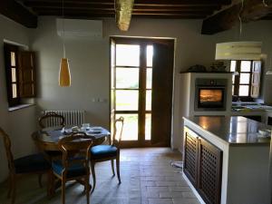 een keuken met een tafel en een eetkamer bij Casa Batano in San Casciano dei Bagni