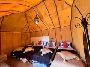 Postel nebo postele na pokoji v ubytování Roses desert camp