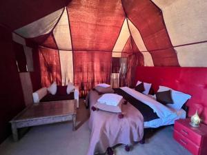 Postel nebo postele na pokoji v ubytování Roses desert camp
