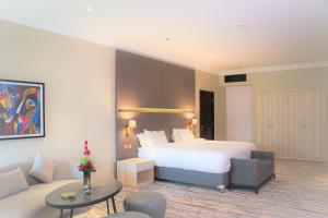 Letto o letti in una camera di Ramada by Wyndham Doha Old Town