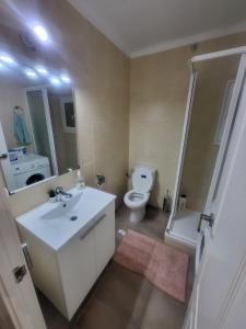 Koupelna v ubytování Habitaciones con baño compartido en bonito Apartamento en Badalona
