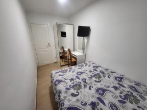 Postel nebo postele na pokoji v ubytování Habitaciones con baño compartido en bonito Apartamento en Badalona