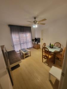 Posezení v ubytování Habitaciones con baño compartido en bonito Apartamento en Badalona