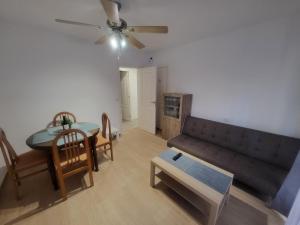 sala de estar con sofá y mesa en Habitaciones con baño compartido en bonito Apartamento en Badalona, en Badalona