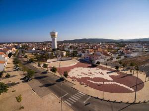 una vista aérea de una ciudad con una torre de agua en Apartamento T2 - Grândola Vila Morena, en Grândola