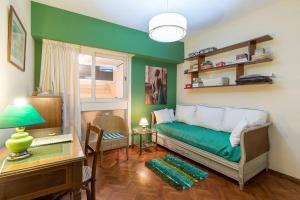 Habitación con cama, escritorio y mesa. en Habitación Verde en Buenos Aires