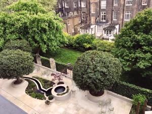 una vista aerea su un giardino alberato e su un edificio di Bedford Hotel a Londra