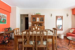 comedor con mesa de madera y sillas en Habitación Verde en Buenos Aires