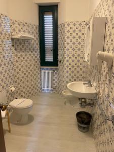 uma casa de banho com um WC e um lavatório em Residence Europa em Piacenza