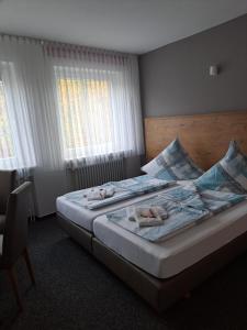 ein Schlafzimmer mit 2 Betten und Handtüchern darauf in der Unterkunft Desperados Hotel in Bergen