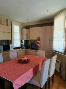 Lafky Arachova Residence في أراخوفا: مطبخ مع طاولة مع قماش الطاولة الحمراء