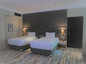 Letto o letti in una camera di Ramada by Wyndham Doha Old Town