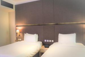 Letto o letti in una camera di Ramada by Wyndham Doha Old Town